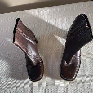 Etienne Aigner ankle boots. size smatter Size 8 1/2 M like new hardly worn